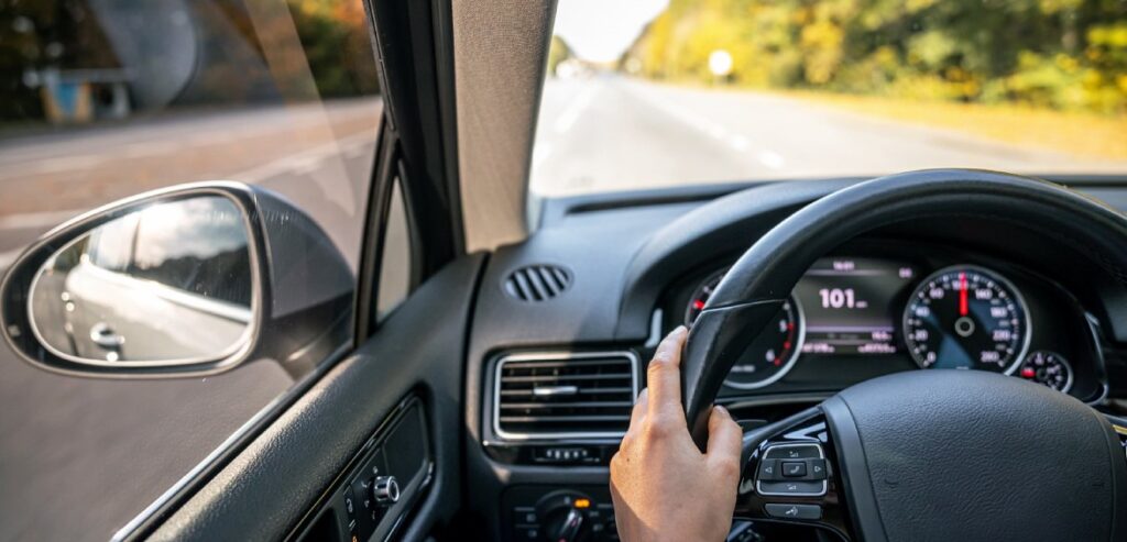 Автопилот в современных авто: Как работает и стоит ли доверять?