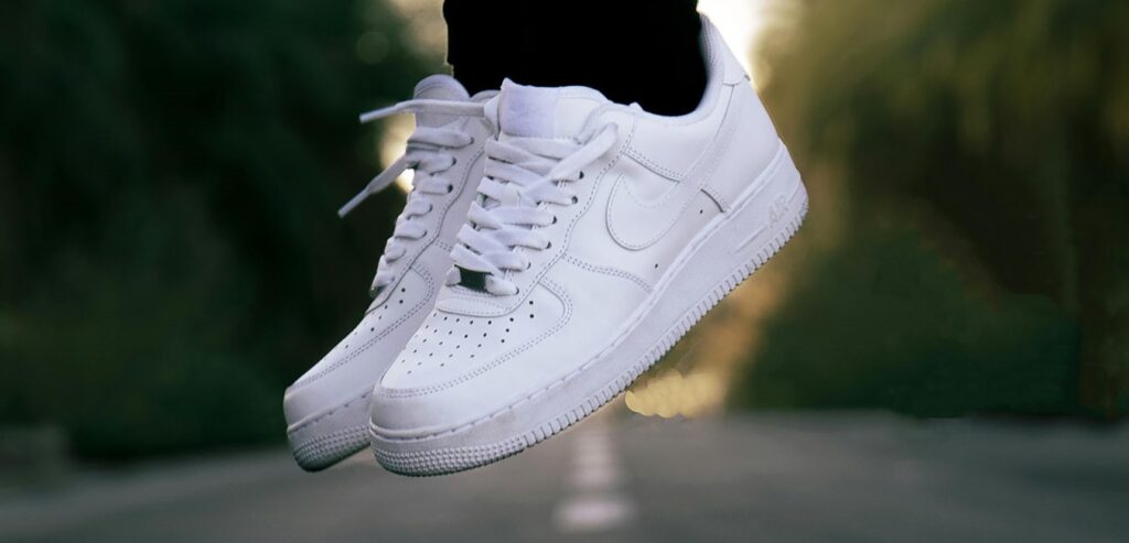 білі кросівки Nike